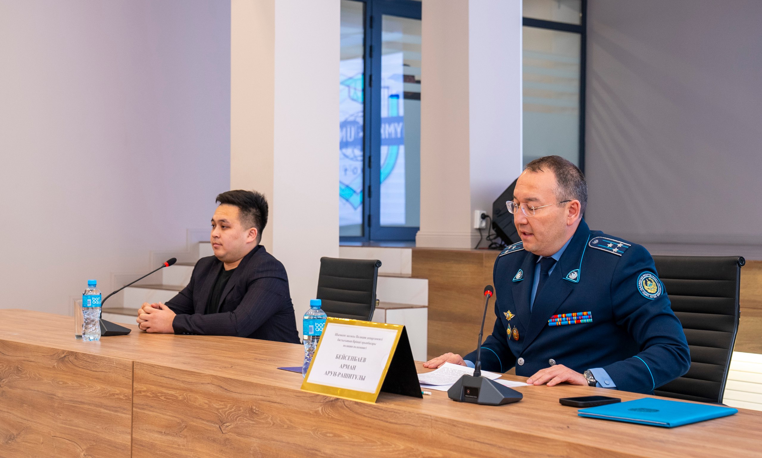 Шымкент университетінде студенттермен маңызды кездесу өтті. Кездесуге арнайы қонақ ретінде Шымкент қаласы Полиция департаменті бастығының бірінші орынбасары, полиция полковнигі Арман Арун-Рашитұлы Бейсенбаев қатысты.